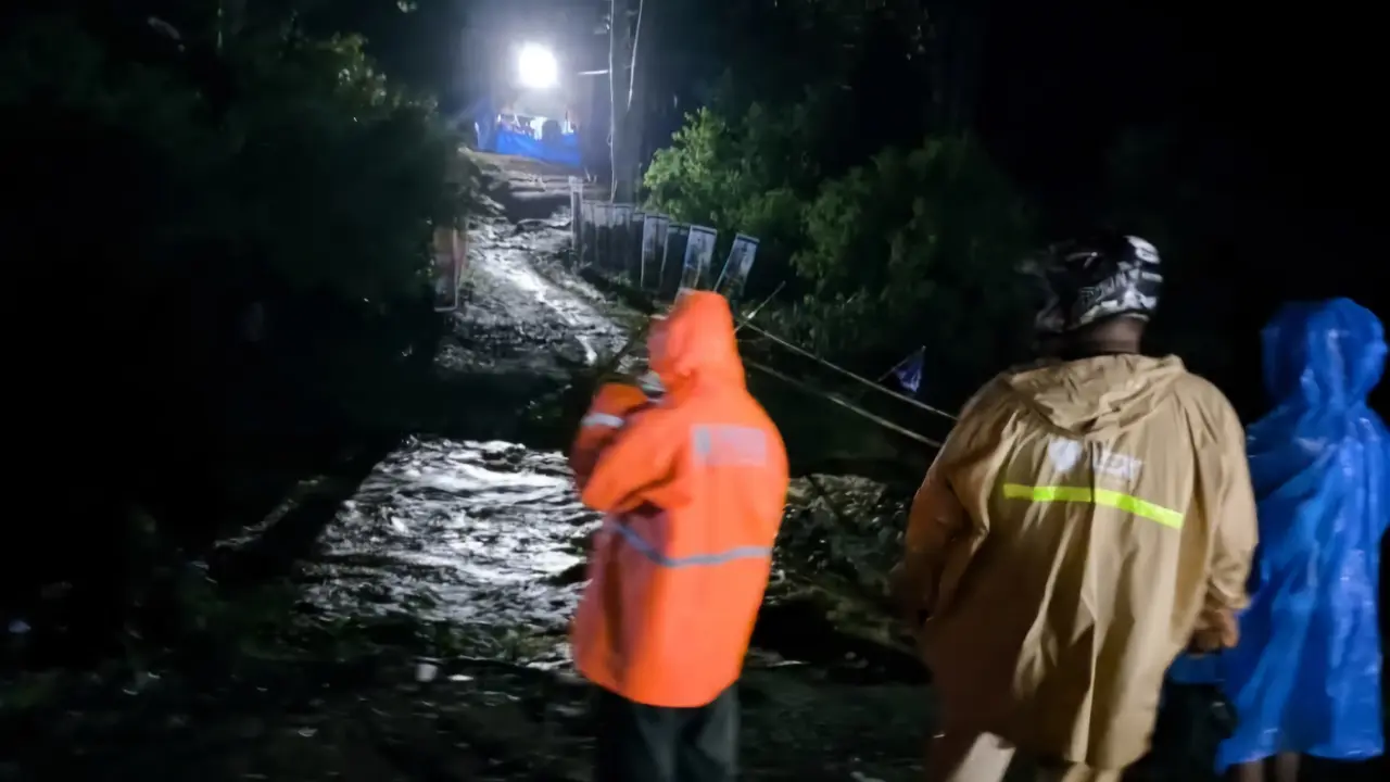 Banjir di kawasan Hutan Lindung Dusun Lombonan, Desa Lambanan, Kabupaten Mamasa, Sulawesi Barat.