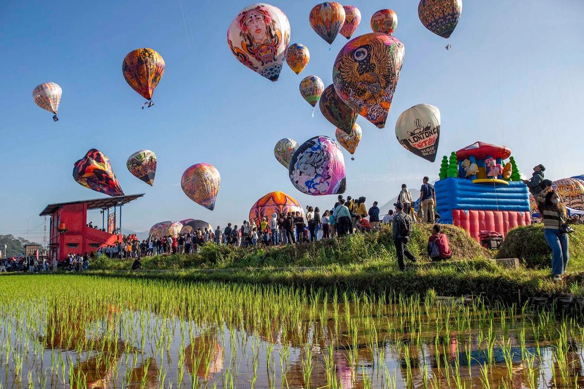 FOTO: Balon Udara Hiasi Langit Wonosobo Sambut Idul Fitri  1447 H