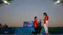 Atlet loncat indah Putri asal Tiongkok, He Zi saat dilamar kekasihnya atlet Penyelam, Qin Kia di atas panggung, saat pengalungan medali perak di ajang Lompat Indah 3 meter pada Olimpiade 2016 di Rio de Janeiro, Brasil, (14/8). (REUTERS/Michael Dalder)
