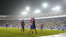 Pemain Barcelona, Marc Guiu (tengah kanan) melakukan selebrasi bersama rekannya setelah mencetak gol ke gawang Club America, Ramon Juarez pada laga persahabatan di Cotton Bowl, Dallas, Amerika Serikat, Jumat (22/12/2023) dini hari WIB. (AP Photo/Julio Cortez)