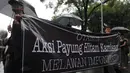 Sebuah spanduk dibentangkan aktivis saat 'Aksi Diam Kamisan'. Aksi ini telah memasuki tahun ke delapan, Jakarta, Kamis (22/1/2105). (Liputan6.com/Herman Zakharia)