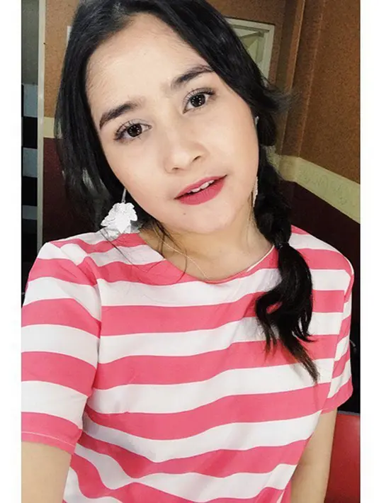 Prilly Latuconsina, tengah ramai digosipkan dekat dengan Teuku Rassya itu pun mengatakan bahwa piala yang diterimanya dipersembahkan untuk fansnya yang sudah mendukung dengan penuh loyalitas. (Instagram/prillylatuconsina96) 