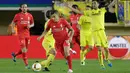 Gelandang Liverpool, Philippe Coutinho berusaha membawa bola dari kawalan pemain Villarreal pada leg pertama liga Europa di stadion El Madrigal, Spanyol, (28/4). Villarreal menang atas Liverpool dengan skor 1-0. (Reuters / Heino Kalis)