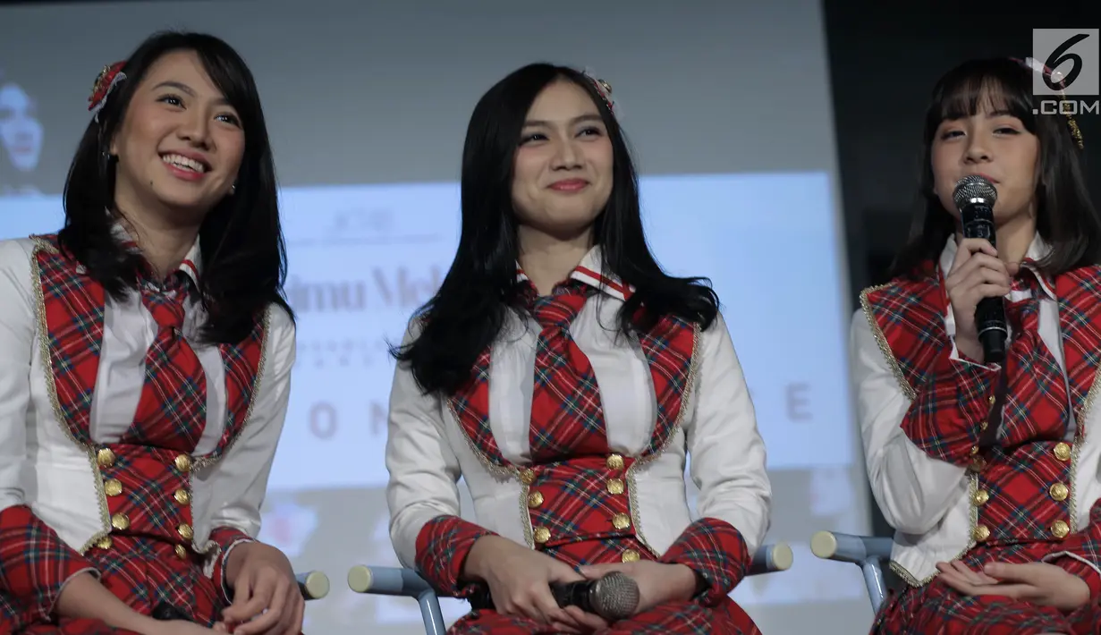 Melody JKT48 (tengah) foto bersama Shania JKT48 (kiri) dan Zara JKT48 (kanan) saat jumpa pers konser Melody Graduation di Jakarta, Jumat (16/3). Manajemen menyiapkan konser Melody Graduation pada 24 Maret jelang kelulusannya. (Liputan6.com/Faizal Fanani)