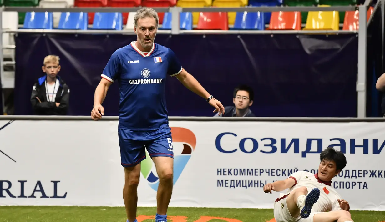 5. Laurent Blanc - Blanc terhitung baru dua kali menangani klub yaitu Bordeaux (2007-2010) dan Paris Sanit-Germain (2013-2016). Bersama kedua klub tersebut, dia berhasil membawa pulang titel Ligue 1. (AFP/Christophe Simon)