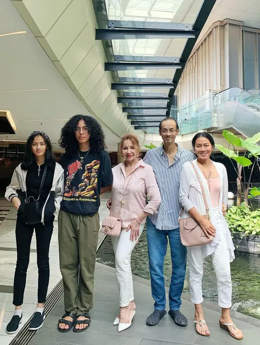 Foto ini diambil di Senayan City pada 27 Juni lalu. "Sarapan lintas propinsi pada satu pagi di tepi kolam koi. Tim Tangsel berangkat ke jantungnya Jaksel," tulis Dewi. (Foto: Instagram/ deelestari)