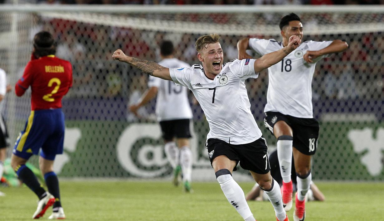 Pemain Jerman U21, Max Meyer merayakan kemenangan timnya usai mengalahkan Spanyol pada final Piala Eropa U-21 di Krakow, Polandia,(30/6/2017). Jerman U-21 menang atas Spanyol U-21 dengan skor 1-0. (AP/Czarek Sokolowski)