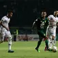 Pemain Persebaya, Abu Rizal (hijau), dikepung pemain Tira Persikabo di Stadion Gelora Bung Tomo, Surabaya, Minggu (21/7/2019). (Bola.com/Aditya Wany)