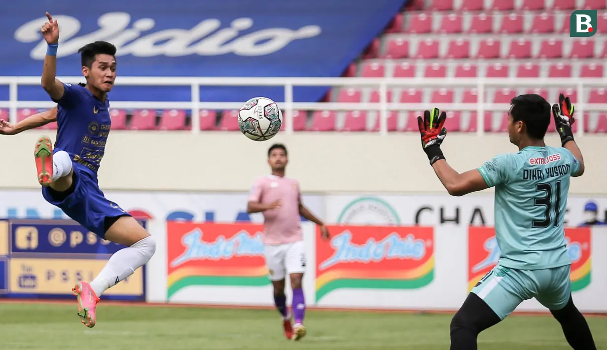 Pemain PSIS Semarang, Septian David Maulana mencetak gol kedua timnya saat laga pekan ketujuh BRI Liga 1 2021/2022 antara PSIS Semarang melawan Persik Kediri di Stadion Manahan, Solo, Jumat (15/10/2021). (Bola.com/Bagaskara Lazuardi)