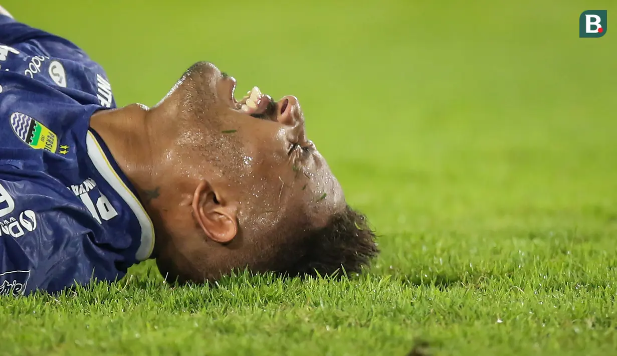 Ekspresi kesakitan pemain Persib Bandung, Wander Luiz saat melawan Persija Jakarta dalam laga pekan ke-12 BRI Liga 1 2021/2022 di Stadion Manahan, Solo, Sabtu (20/11/2021). (Bola.com/Bagaskara Lazuardi)