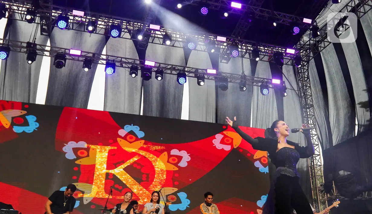 Krisdayanti sukses membawakan sejumlah lagu hits miliknya. (Liputan6.com/Herman Zakharia)