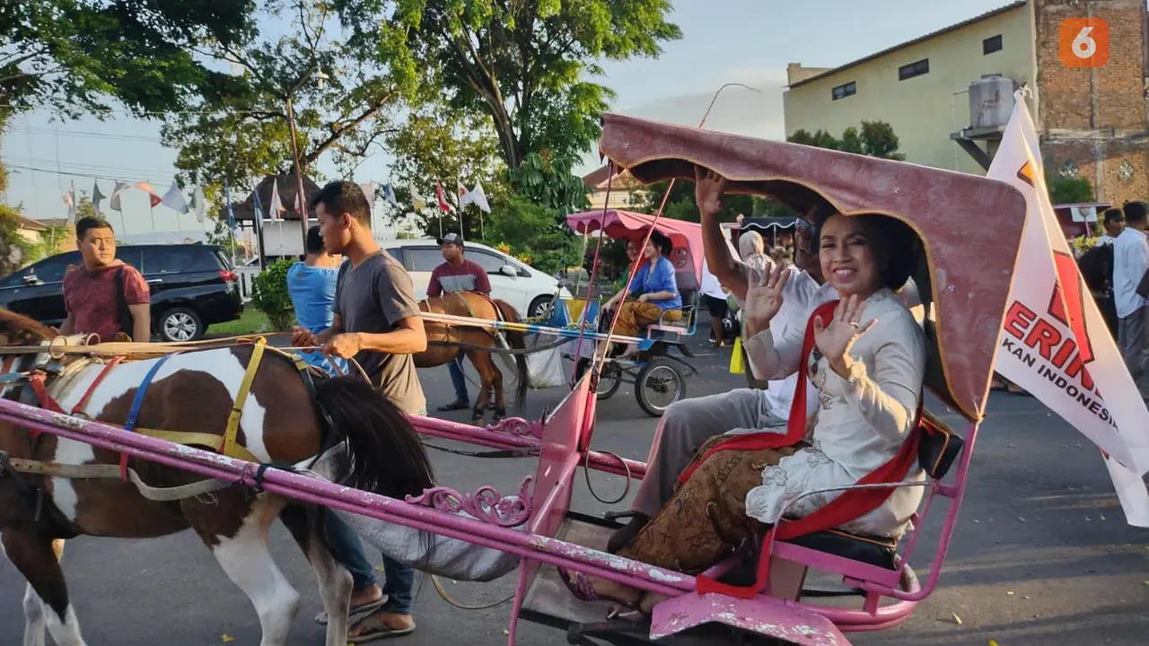 Daftar ke KPU Naik bendi, Bacaleg Gerindra Pakai Baju Adat Jawa Lengkap