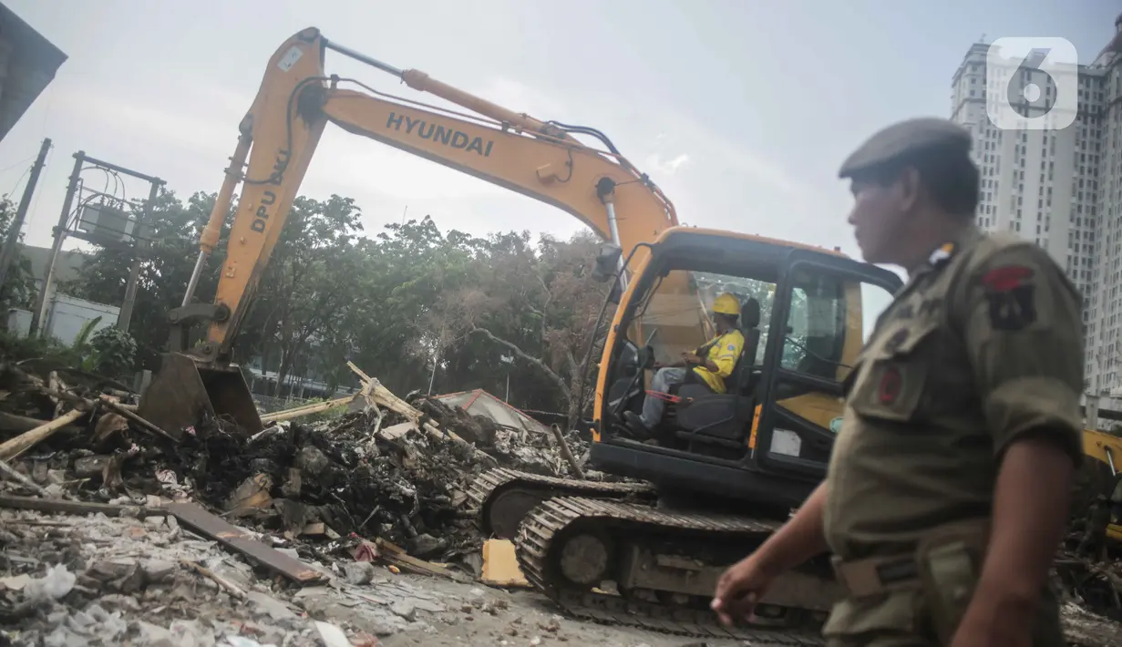 Petugas dibantu alat berat membongkar bangunan liar di dekat kali kecil di kawasan Jalan Agung Perkasa VIII Sunter, Jakarta, Senin (18/11/2019). Pembongkaran tersebut ditujukan untuk menciptakan tata ruang ramah lingkungan dan sehat. (Liputan6.com/Faizal Fanani)