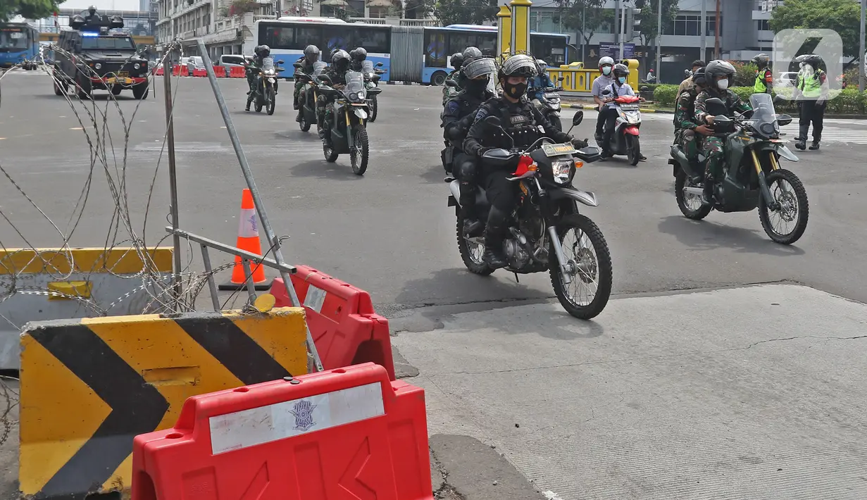 Petugas gabungan berpatroli di kawasan Harmoni, Jakarta, Sabtu (24/7/2021). Kepolisian menyiapkan kawat berduri di kawasan Harmoni untuk mengantisipasi adanya aksi demonstrasi dengan tuntutan menolak perpanjangan pemberlakuan pembatasan kegiatan masyarakat (PPKM). (Liputan6.com/Herman Zakharia)