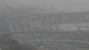 Kendaraan melintas saat kota diselimuti kabut tebal partikel debu halus di dekat sungai Han di Seoul, Korea Selatan (5/3). Para pejabat berusaha menciptakan hujan buatan untuk mengatasi polusi udara debu halus tersebut. (AP Photo/Lee Jin-man)