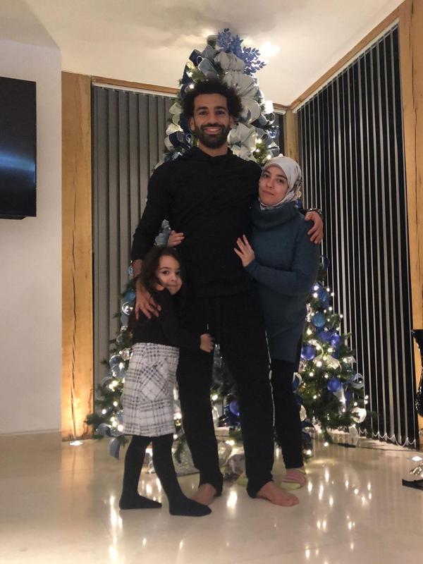 Pemain Liverpool Mohamed Salah bersama istrinya, Magi Salah, dan putrinya Makka Salah. (foto: Instagram @mosalah)