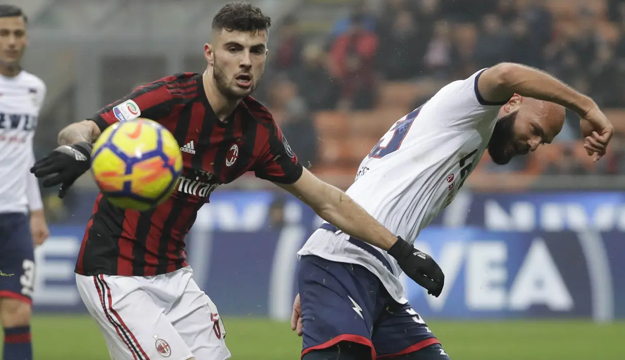 Striker AC Milan, Patrick Cutrone, berebut bola dengan bek Crotone, Arlind Ajeti, pada laga Serie A di Stadion San Siro, Milan, Sabtu (6/1/2018). AC Milan menang 1-0 atas Crotone. (AP/Luca Bruno)