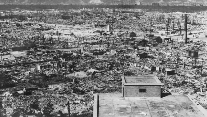 Kota Hiroshima yang hancur setelah bom atom pertama dijatuhkan oleh Angkatan Udara AS B-29 pada 06 Agustus 1945. Serangan bom atom AS menewaskan 140.000 orang di Hiroshima dan 70.000 lebih di Nagasaki. (AFP PHOTO)