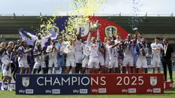 Para pemain Leeds United merayakan gelar juara Championship 2024/2025 setelah mengalahkan Plymouth Argyle di Home Park, Plymouth, Inggris, Sabtu (03/05/2025) waktu setempat. (AP Photo/PA/Steven Paston)