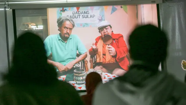Suasana nonton bareng film Katanya dalam program Bioskop Keliling di Jawa Barat. (Foto: Dok. Catchlight Pictures Indonesia)