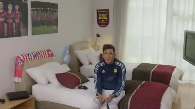 Seorang lelaki bernama Martin Bossi yang memiliki wajah mirip Lionel Messi tampil menghibur sebagai badut di situs Marca, Spanyol. Ia berhasil mengelabui para penonton video di dunia maya, dengan tingkah lucunya. (Marca)