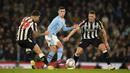 Pemain Manchester City, Phil Foden, dijaga ketat pemain Newcastle United pada laga Piala FA di Stadion Etihad, Minggu (17/3/2024). (AP Photo/Dave Thompson)