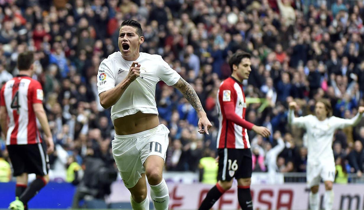 4. James Rodriguez, Arsenal meminta David Ospina membujuk gelandang Real Madrid yang merupakan saudara iparnya itu untuk hijrah ke London. Fichajes menyebut jika pria Kolombia itu mulai mempertimbangkan untuk meninggalkan El Real. (AFP/Gerard Julien)