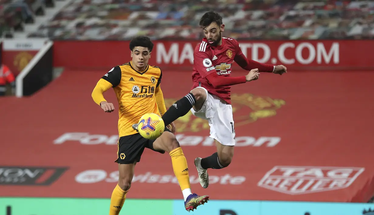Gelandang Manchester United, Bruno Fernandes mengontrol bola saat bertanding melawan Wolverhampton Wanderers pada pertandingan lanjutan Liga Inggris di Stadion Old Trafford, Rabu (30/12/2020). MU menang tipis atas Wolverhampton 1-0 berkat gol Marcos Rashford. (Martin Rickett, Pool via AP)