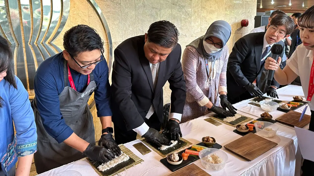 Duta Besar Jepang untuk ASEAN Kiya Masahiko (ujung kanan) bersama sejumlah duta besar ASEAN lainnya mencoba membuat sushi dalam perayaan 50 tahun hubungan ASEAN-Jepang. (Liputan6/Benedikta Miranti)