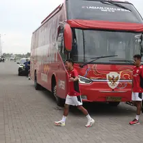 Ricky Kambuaya dan Beckham Putra berjalan meninggalkan bus Timnas Indonesia. (Bola.com/Alit Binawan)