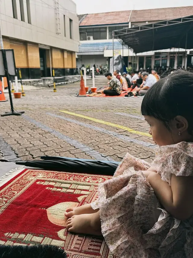 Potret Menggemaskan Ameena saat Ikut Atta Halilintar Jumatan, Disebut Anak yang Paling Rajin Ikut Ayahnya Salat