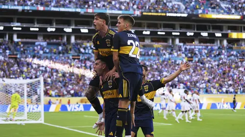 <p>Rodrigo Battaglia (kiri bawah) dari Boca Juniors merayakan gol kedua timnya bersama rekan-rekan setimnya dalam pertandingan Grup C Piala Dunia Antarklub antara Boca Juniors dan Benfica di Miami Gardens, Florida, Senin, 16 Juni 2025. (AP Photo/Rebecca Blackwell)</p>