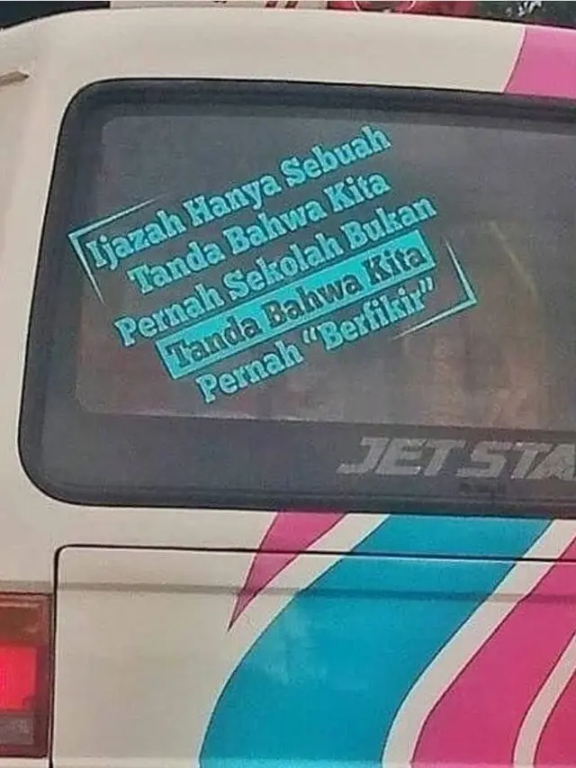 Foto Tulisan Lucu di Belakang Mobil Bikin Fokus Buyar Saat Berkendara