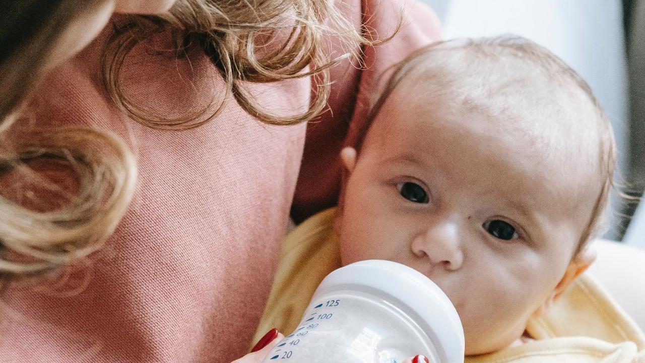 Karena bayi masih rentan, butuh perhatian khusus terhadap asupan nutrisi mereka untuk memastikan pertumbuhan dan perkembangan yang sehat.