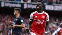 Gelandang Arsenal asal Inggris #07, Bukayo Saka, merayakan gol kedua tim dari titik penalti dalam pertandingan Premier League antara Arsenal dan West Ham United di Stadion Emirates, London, pada 4 Oktober 2025. (HENRY NICHOLLS/AFP)