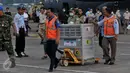 Petugas saat membawa kandang berisi Orang utan utan di Halim Perdanakusuma, Jakarta, Kamis, (12/11/2015). Sebanyak 14 Orang Hutan yang diduga diselundupkan di Thailand. (Liputan6.com/JohanTallo)