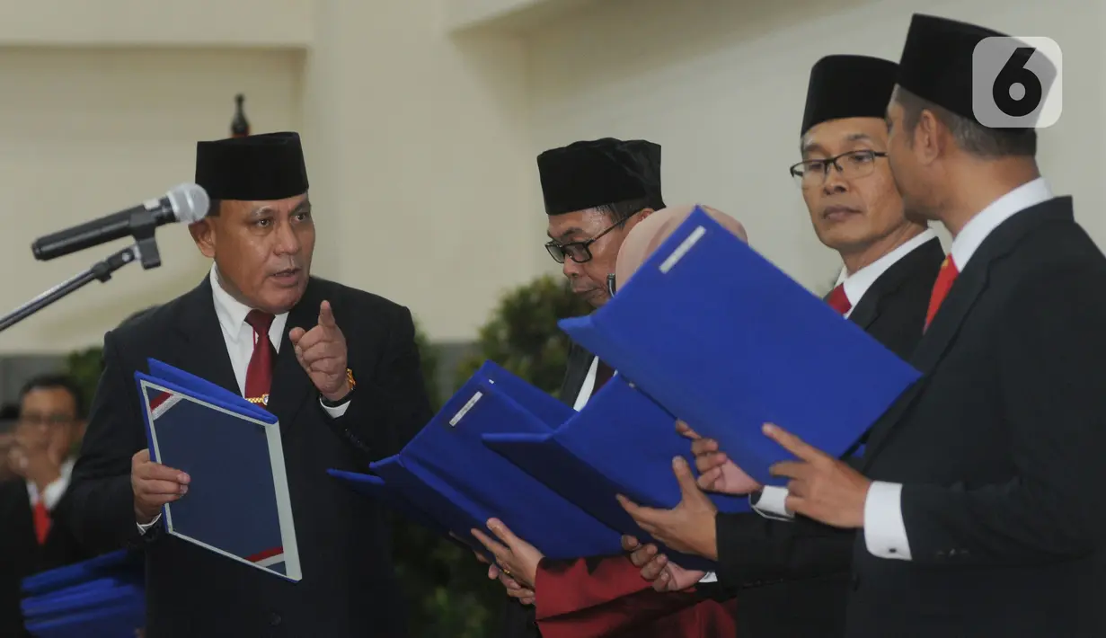 Ketua KPK Firli Bahuri (kiri) bersama pimpinan KPK lainnya saat pisah sambut usai pelantikan di Gedung KPK, Jakarta, Jumat (20/12/2019). Acara ini dihadiri pimpindan dan Dewan Pengawas KPK. (merdeka.com/Dwi Narwoko)