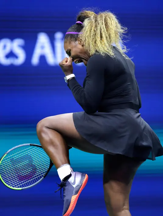 Ekspresi petenis Serena Williams saat memperoleh satu poin dalam laga melawan Caty McNally selama putaran kedua turnamen tenis AS Terbuka di New York, Amerika Serikat, Rabu (28/8/2019). Williams menang 5-7, 6 -3, 6-1. (AP Photo/Charles Krupa)