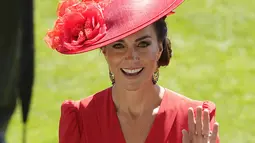 Kate tampil memukau dalam balutan gaun merah Alexander McQueen di arena balap Berkshire. (AP Photo/Alastair Grant)