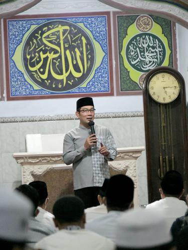 Sholat Berjamaah di Megamendung, Ridwan Kamil Titip Pesan DKM Jaga Masjid "Musafir"