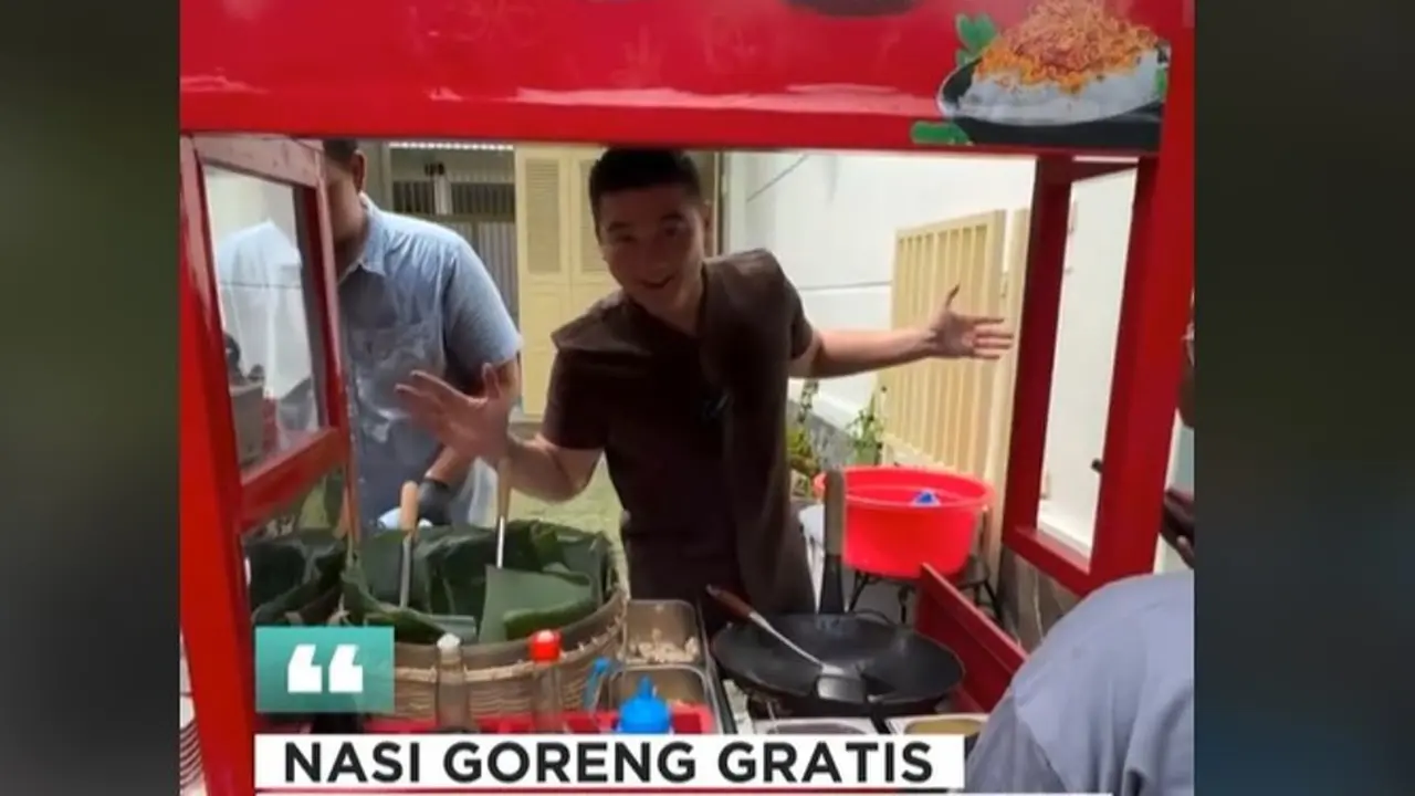 Tak Lagi Jadi Juri Kompetisi Memasak, Chef Arnold Bikin Nasi Goreng di Rumah Jokowi