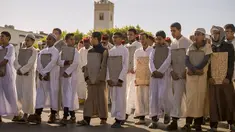 Anak-anak Maroko berangkat ke Masjid Agung Sale untuk Salat Istisqa di dekat Kota Rabat, Maroko (24/11). Muslim Maroko melakukan Salat Istisqa yang bertujuan meminta hujan untuk negara meraka. (AFP Photo/Fadel Senna)