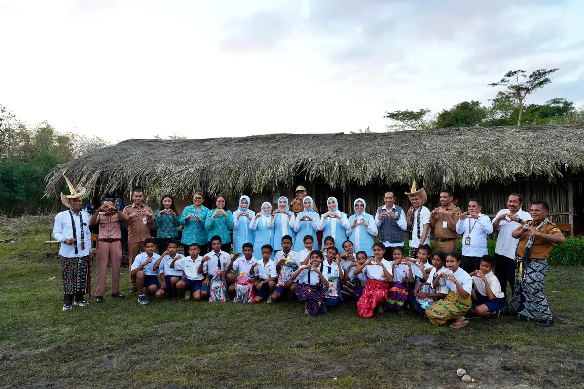Ketua Umum Solidaritas Perempuan untuk Indonesia Kabinet Merah Putih (KMP) Tri Tito Karnavian mendorong penguatan akses pendidikan bagi anak-anak di Kabupaten Kupang.