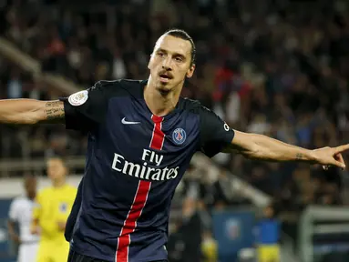 Pemain PSG, Zlatan Ibrahimovic merayakan gol yang dicetaknya ke gawang Toulouse pada laga Liga Prancis di Stadion Parc des Princes, Prancis, Sabtu (7/11/2015). PSG berhasil menang 5-0. (Reuters/Benoit Tessier) 