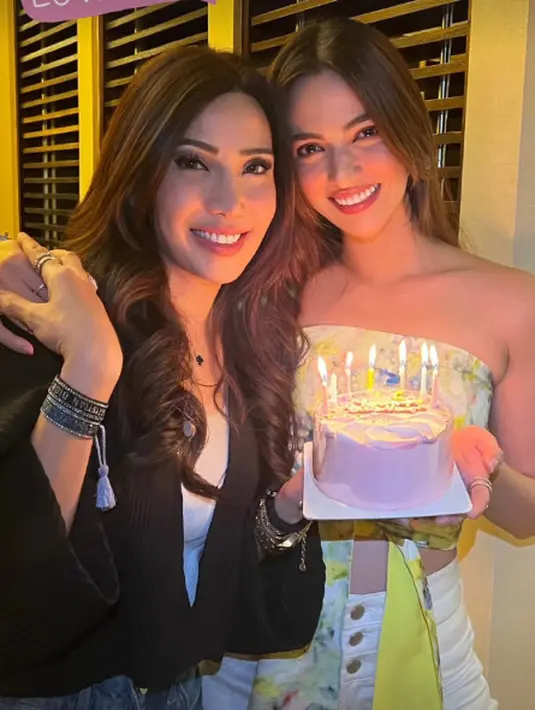 Nia Ramadhani tak ragu pamer body goals di hari ulang tahunnya dengan busana minimalis yang trendy [@ramadhaniabakrie]