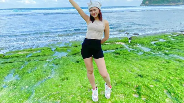Happy Asmara saat liburan di Bali