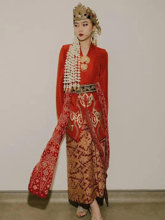 Kebaya ini dipadukan dengan siger, belt, dan pinggang yang melengkapi tampilan cantik Isyana. [@isyanasarasvati]