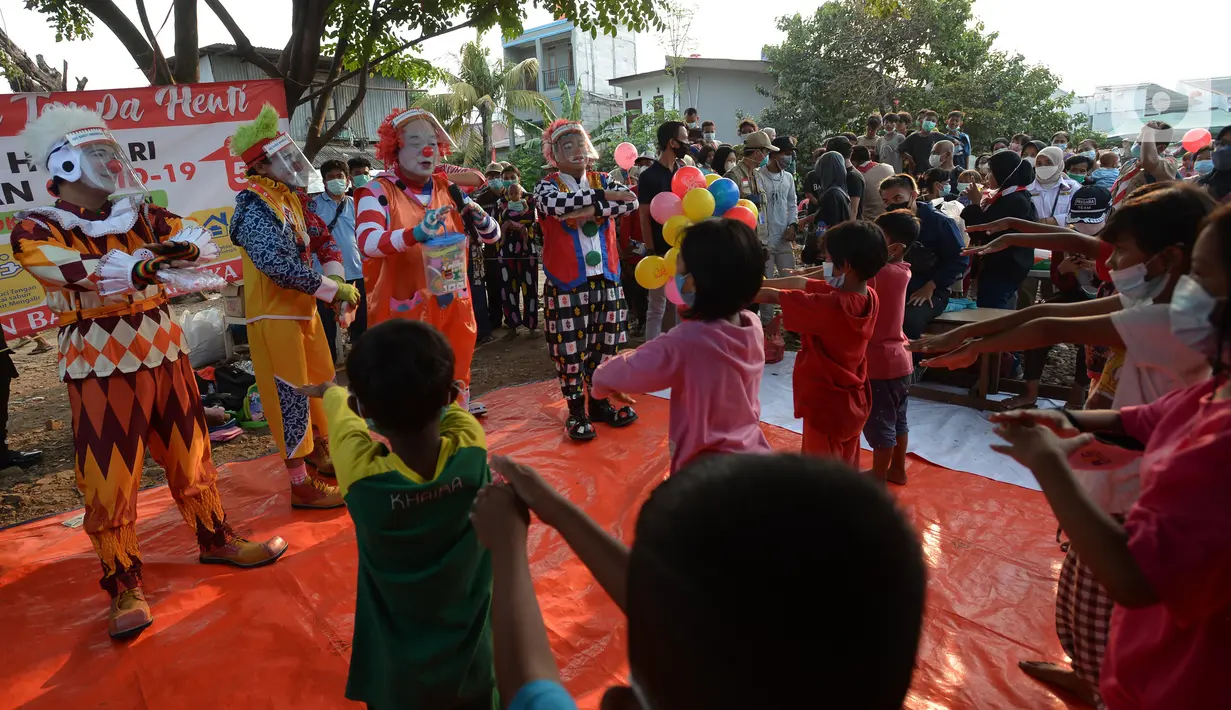 Sejumlah badut komunitas Aku Badut Indonesia menghibur anak-anak di pengungsian korban kebakaran di Jalan Kemang Utara IX, Jakarta Selatan, Rabu (18/8/2021). Trauma healing diberikan para badut sebagai bentuk kepedulian terhadap anak-anak yang menjadi korban kebakaran. (merdeka.com/Imam Buhori)