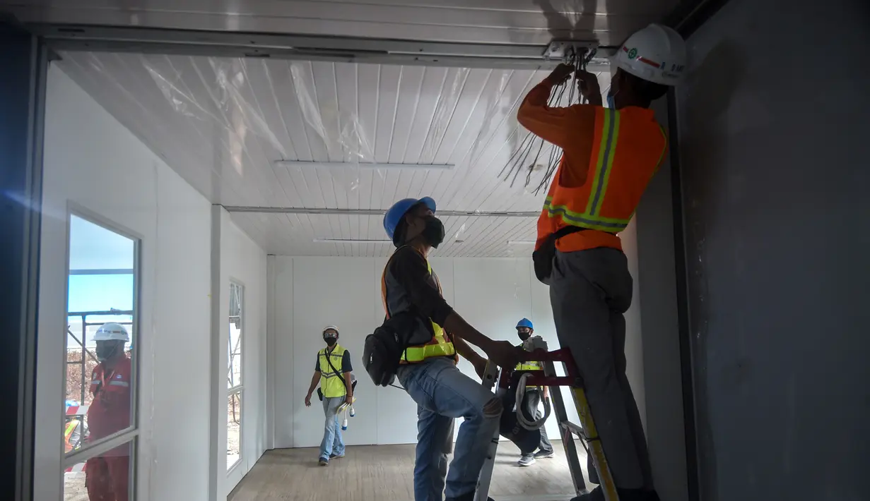 Pekerja menyelesaikan pembangunan rumah sakit darurat untuk pasien COVID-19 di Lapangan Sepak Bola Pertamina, Simprug, Jakarta Selatan, Indonesia, Sabtu (2/5/2020). Rumah sakit darurat ini ditargetkan beroperasi pada 1 Juni 2020. (Xinhua/Agung Kuncahya B.)