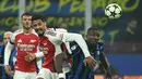 Arsenal dibuat kewalahan menembus barisan belakang Inter Milan. (Gabriel BOUYS/AFP)